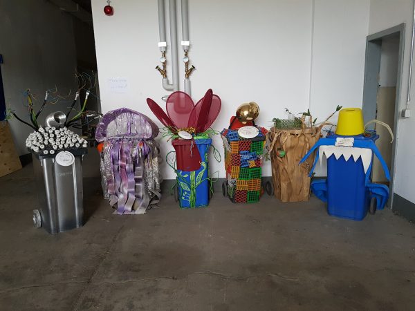 Das Foto zeigt das Pfandtonnen-Ballett vom Projekt Theaterwagen des Freie Bühne Jena e.V.